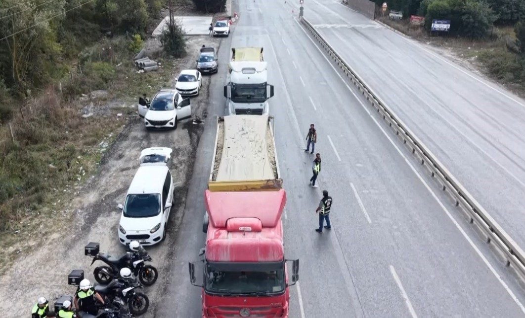 Arnavutköy’de, hafriyat kamyonlarına ve beton mikserlerine yönelik denetim gerçekleştirildi. Kurallara