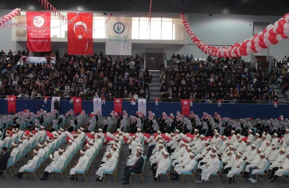 Kur’an kurslarında hafızlığını tamamlayan 246 hafız için hafızlık icazet merasimi