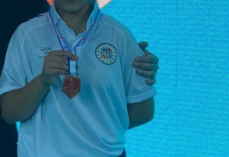 Bayburtlu güreş sporcusu Ecrin Akbulut, Niğde’de düzenlenen 2026 Minikler 12