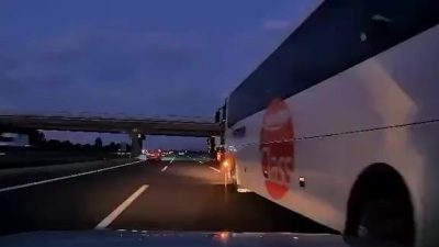 Bolu’da, TEM Otoyolu’nda şerit değiştiren yolcu otobüsü, bir otomobilin bariyerlere