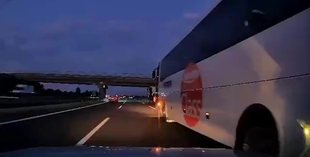 Bolu’da, TEM Otoyolu’nda şerit değiştiren yolcu otobüsü, bir otomobilin bariyerlere
