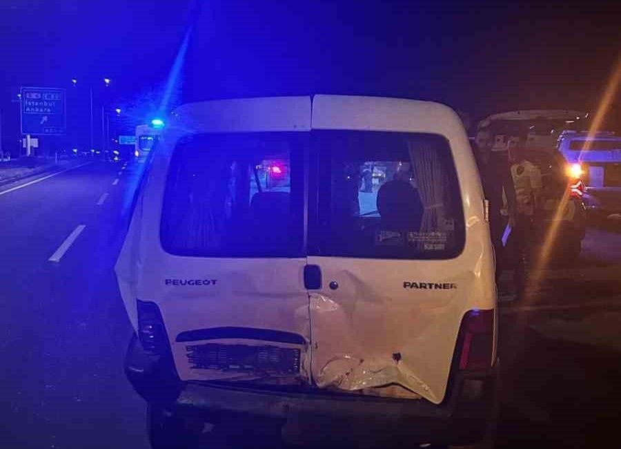 Bolu’da D-100 kara yolunda otomobil ile hafif ticari aracın çarpıştığı