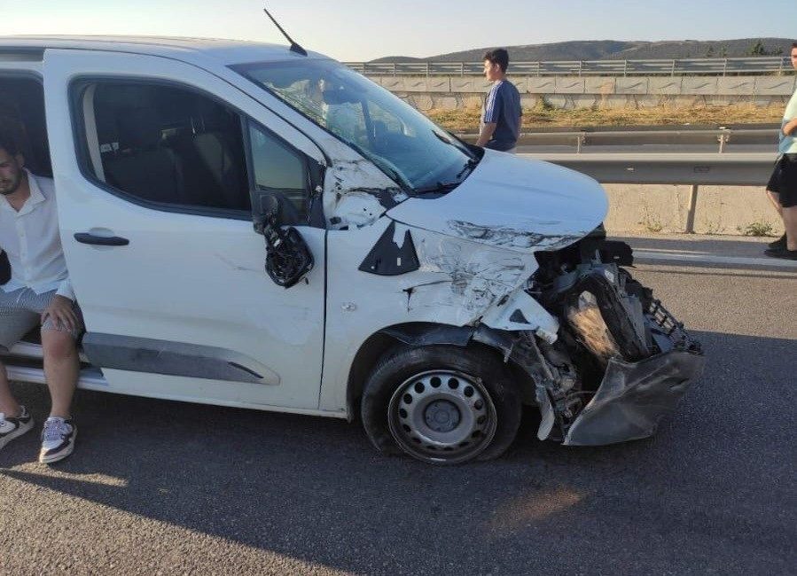 Bursa-Balıkesir Karayolu’nun Gölkıyı mevkiinde meydana gelen zincirleme trafik kazasında bir