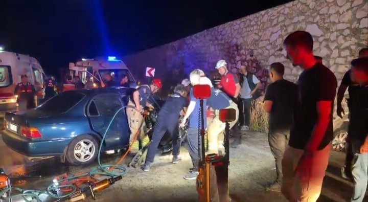 Bursa’nın İznik ilçesinde iki otomobilin kafa kafaya çarpıştığı trafik kazasında
