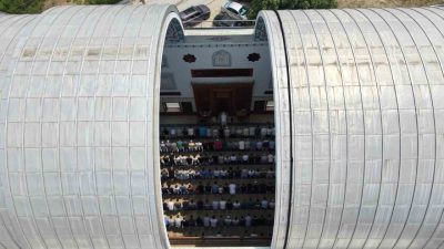 Bursa’da otomobillerdeki sunroof sistemini andıran açılır-kapanır kubbesiyle dikkat çeken Safa