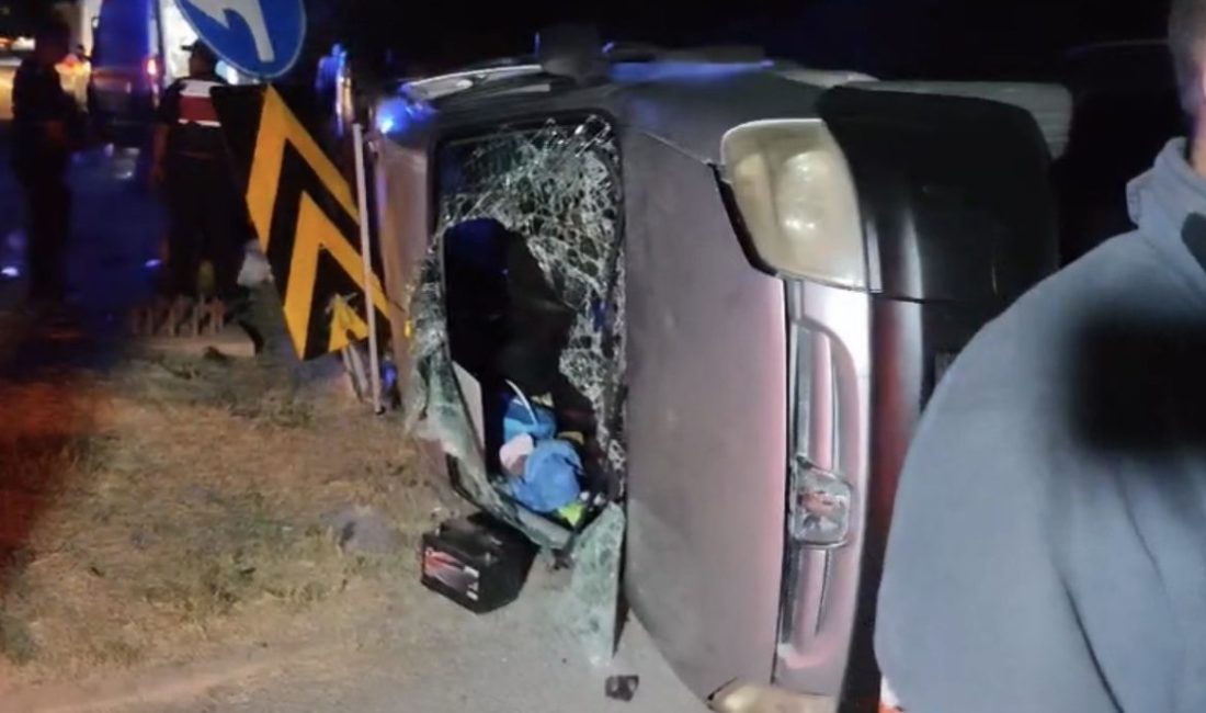 Çankırı’da iki hafif ticari aracın kavşakta çarpışması neticesinde meydana gelen
