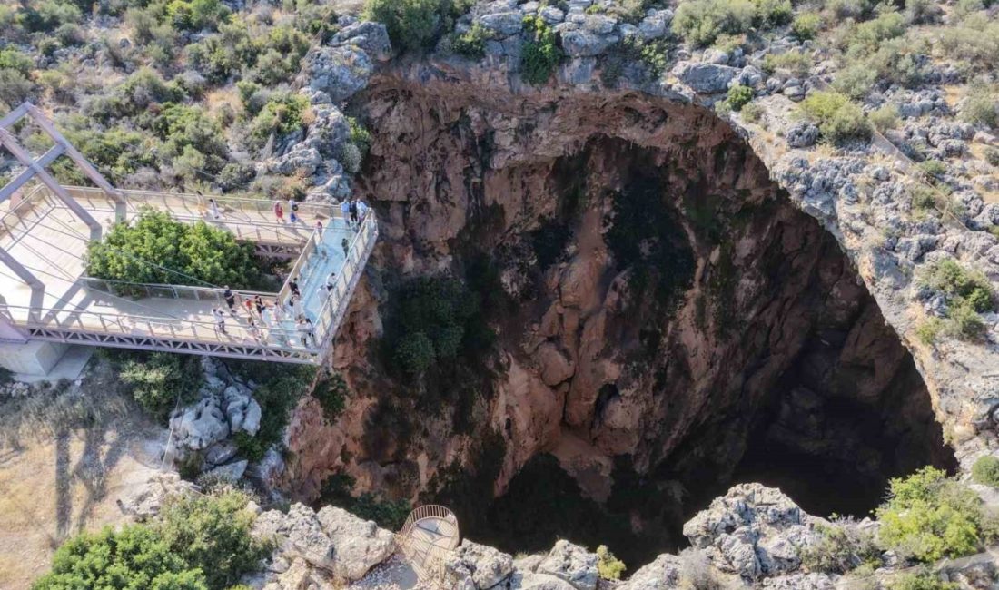 Mersin’de Zeus’un yüz başlı ejderhayı etkisiz hale getirip cehennem çukurunda