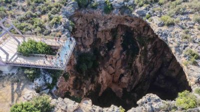 Mersin’de Zeus’un yüz başlı ejderhayı etkisiz hale getirip cehennem çukurunda