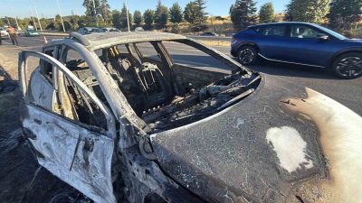 Eskişehir Çevre Yolu’nda bir otomobilde çıkan yangında 3 kişi yaralandı.
