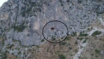 Hatay’da çıktığı dağlık alanda girdiği mağara içerisinden inemeyerek mahsur kalan