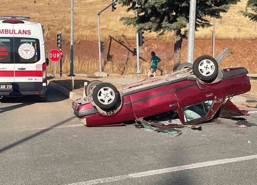Elazığ’da iki otomobilin çarpışması sonucu meydana gelen trafik kazasında, Tofaş