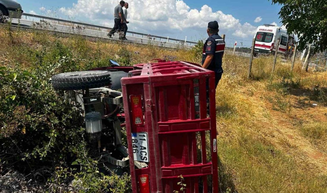 Bilecik’te seyir halindeki elektrikli motosiklet kontrolden çıkarak şarampole devrilirken, sürücüsü