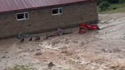 Erzurum’un Köprüköy ilçesine bağlı Dumankaya Mahallesi’nde etkili olan sağanak yağışın
