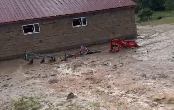 Erzurum’un Köprüköy ilçesine bağlı Dumankaya Mahallesi’nde etkili olan sağanak yağışın