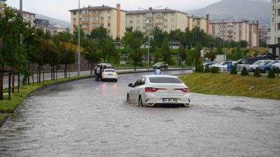 Erzurum’da etkili olan sağanak yağış, su baskınlarına ve trafikte aksamalara