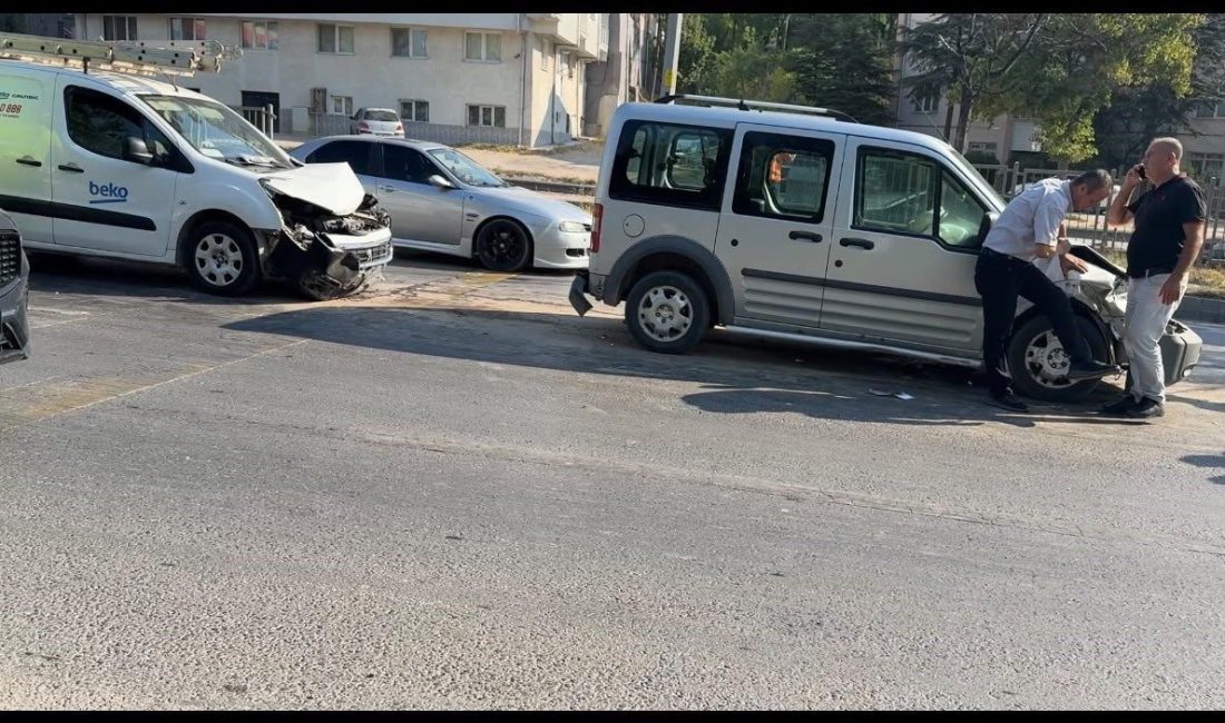 Eskişehir’in Tepebaşı ilçesinde çevreyolunun Ankara istikametinde 4 aracın karıştığı zincirleme