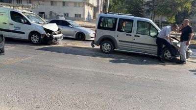 Eskişehir’in Tepebaşı ilçesinde çevreyolunun Ankara istikametinde 4 aracın karıştığı zincirleme