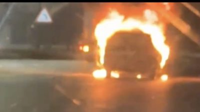Eskişehir Tepebaşı’nda çevreyolunda aniden alev alarak kullanılmaz hale gelen otomobilde