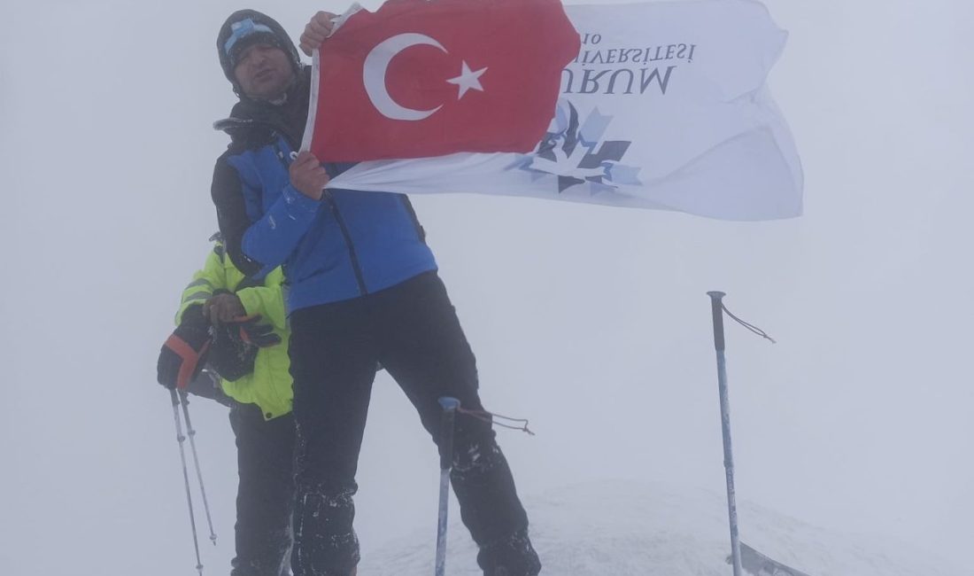 Erzurum Teknik Üniversitesi (ETÜ) bayrağı, Türkiye’nin en yüksek noktası olan
