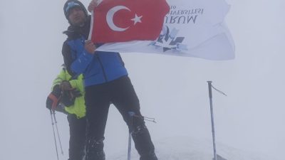 Erzurum Teknik Üniversitesi (ETÜ) bayrağı, Türkiye’nin en yüksek noktası olan