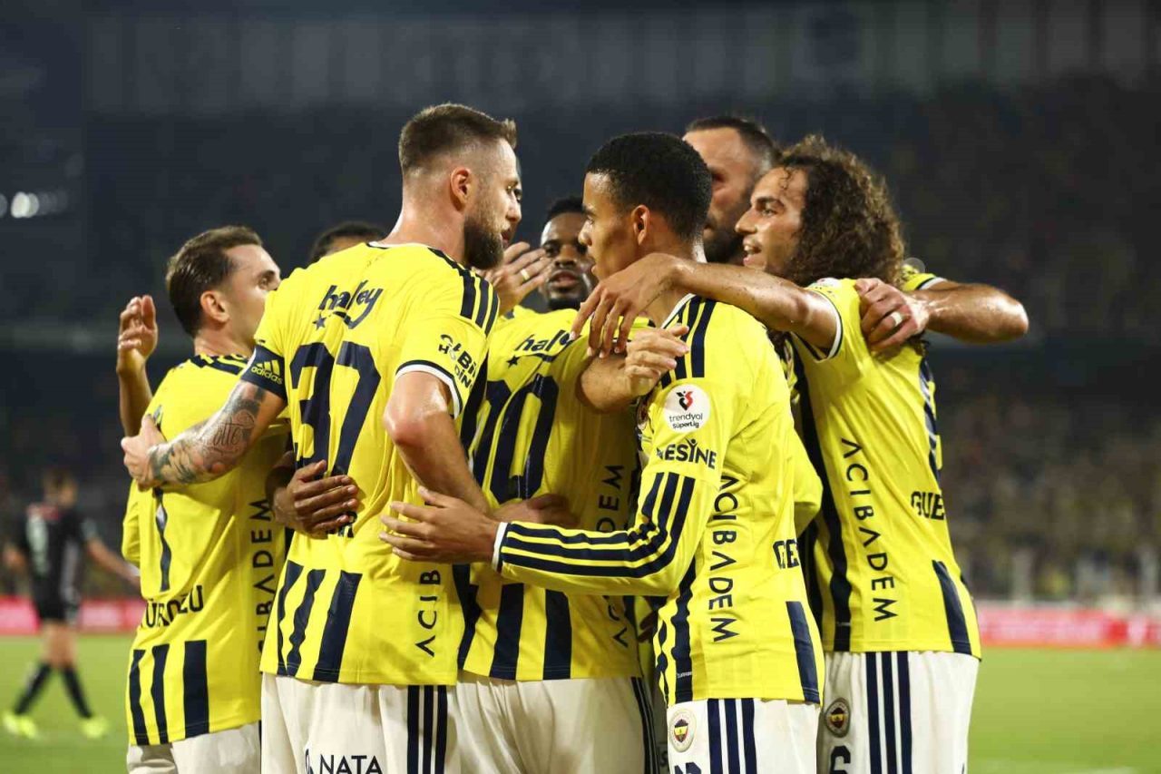 Trendyol Süper Lig’de Konyaspor’u 4-2 mağlup eden Fenerbahçe, bu sezonki
