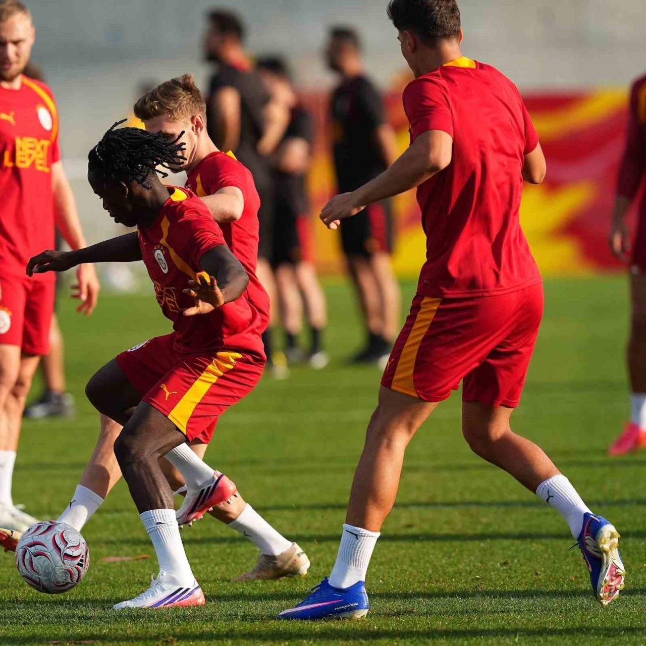 Galatasaray, yeni sezon hazırlıklarını bugün yaptığı antrenmanla sürdürdü. Kemerburgaz Metin
