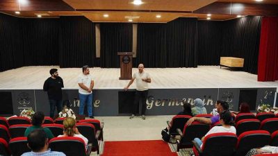 Germencik Belediyesi İstihdam Ofisi koordinasyonunda düzenlenen toplu iş görüşmesinde vatandaşlar,