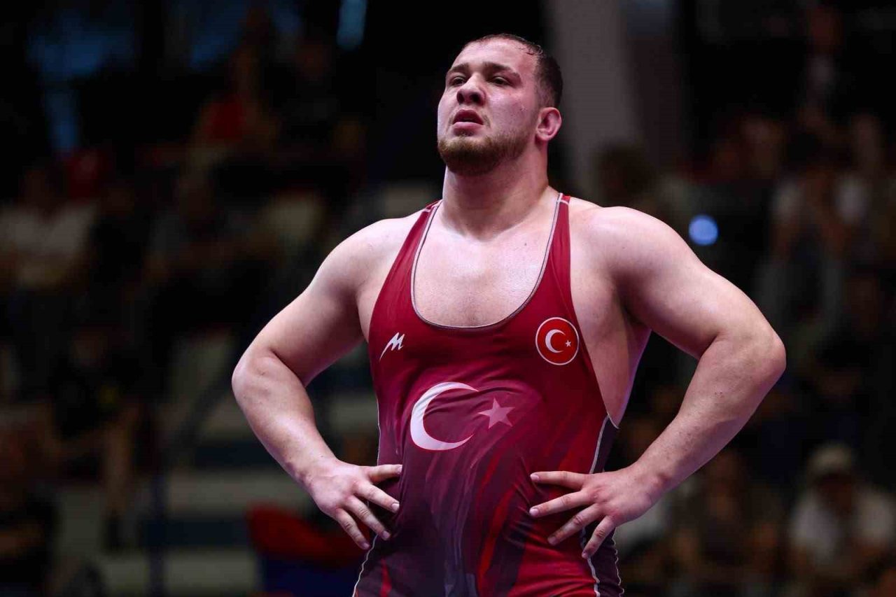 Akdeniz Oyunları’nda serbest stil 125 kiloda mindere çıkan milli güreşçi