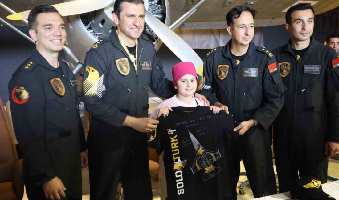 SOLOTÜRK Gösteri Ekibi, İstanbul’da düzenlenen imza etkinliğinde vatandaşlarla bir araya