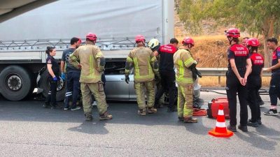 İzmir’in Torbalı ilçesinde tırın dorsesine arkadan çarpan otomobilin sürücüsü hayatını