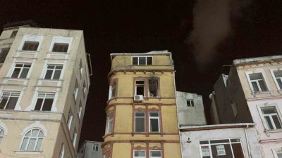Beyoğlu Recep Tayyip Erdoğan Stadı’nda Kasımpaşa-Trabzonspor maçında patlatılan havai fişek,