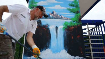 Kocaeli’de 59 yaşındaki ressam İsmail Bayram, çocukluk tutkusu olan sanatını