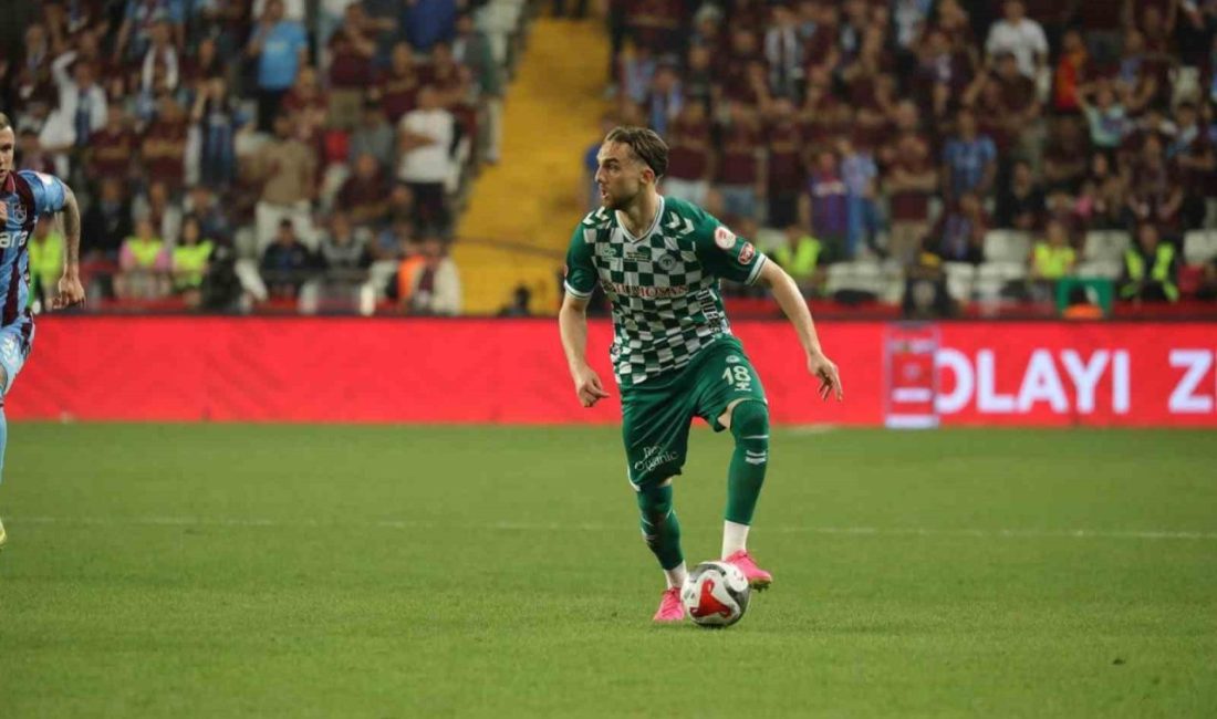 Kocaelispor, 28 yaşındaki orta saha oyuncusu Berkan Kutlu ile 1+1