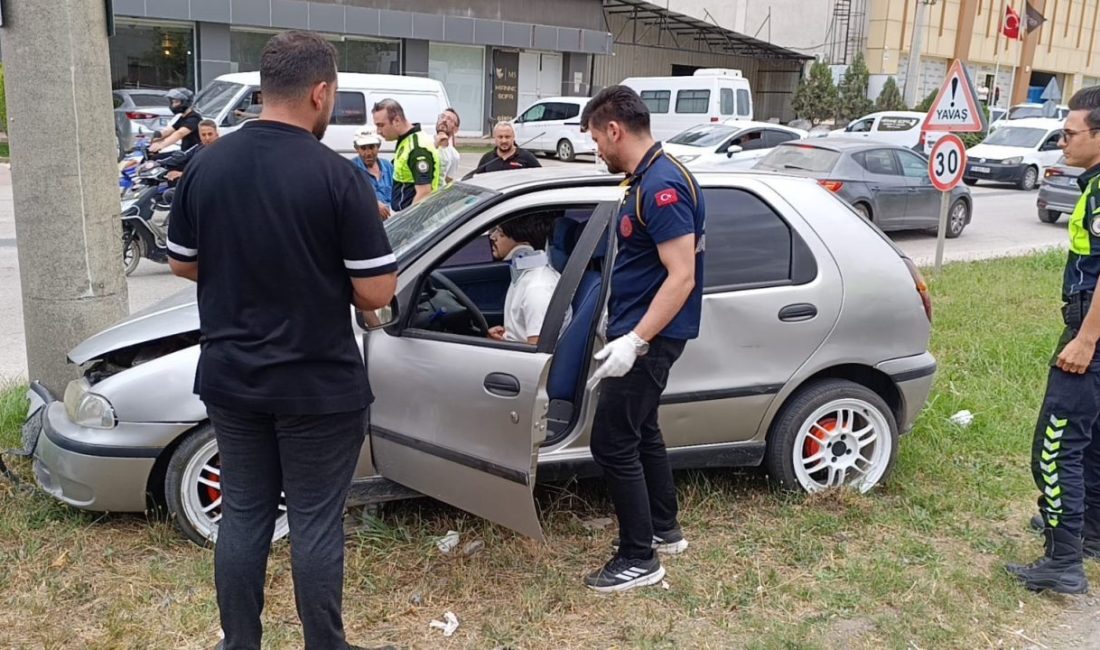 Bursa’nın İnegöl ilçesinde meydana gelen kazada, kontrolden çıkan otomobil beton