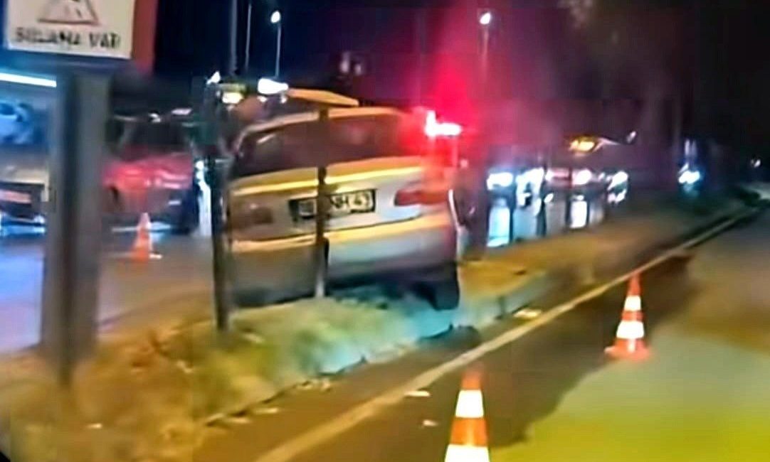 Bursa’nın İnegöl ilçesinde kontrolden çıkan otomobil, kontrollü kavşakta orta refüje