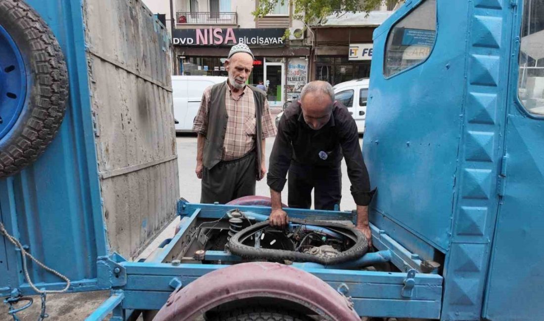 Konya’da yıllardır yük taşımacılığında kullanılan üç tekerlekli motosikletler, ustalarının ellerinde