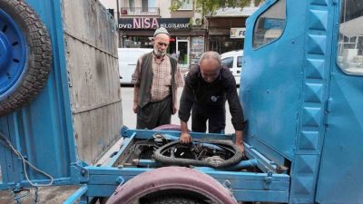 Konya’da yıllardır yük taşımacılığında kullanılan üç tekerlekli motosikletler, ustalarının ellerinde
