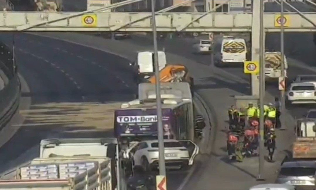 Küçükçekmece’de otomobilin İETT otobüsüne çarptığı kazada 3 kişi hayatını kaybetti.