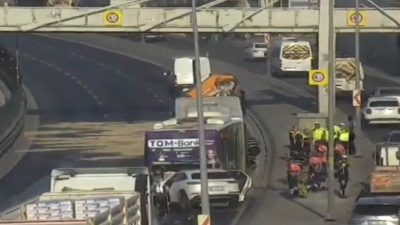 Küçükçekmece’de otomobilin İETT otobüsüne çarptığı kazada 3 kişi hayatını kaybetti.