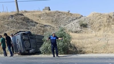 Adıyaman’ın Kahta ilçesinde lastiği patlayan hafif ticari aracın takla attığı