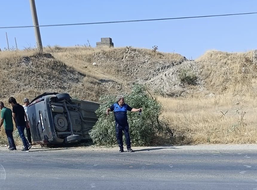Adıyaman’ın Kahta ilçesinde lastiği patlayan hafif ticari aracın takla attığı