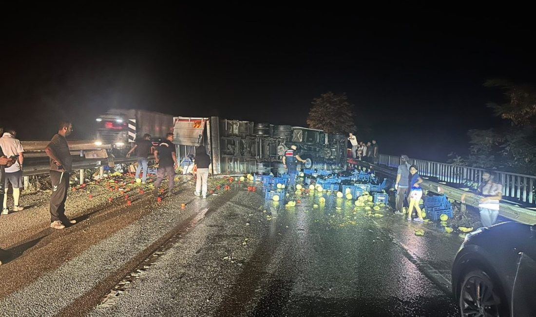 Manisa’nın Kula ilçesinde yağışlı havanın etkisiyle kayganlaşan D300 kara yolunda