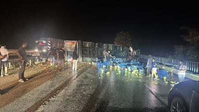 Manisa’nın Kula ilçesinde yağışlı havanın etkisiyle kayganlaşan D300 kara yolunda
