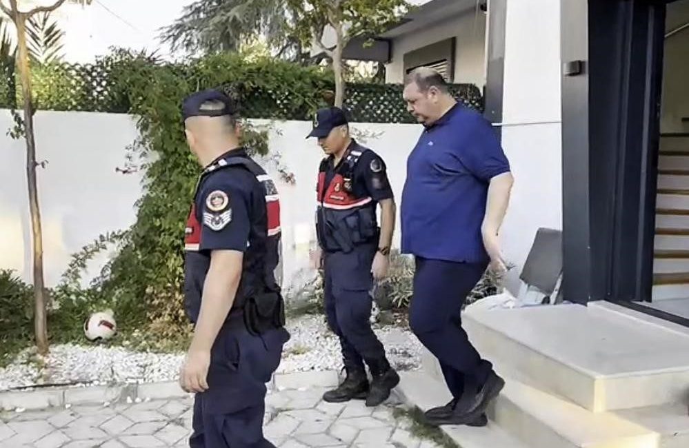 Menderes Belediyesi’ne yönelik yürütülen ’rüşvet’ ve ’irtikap’ soruşturmasında gözaltına alınan