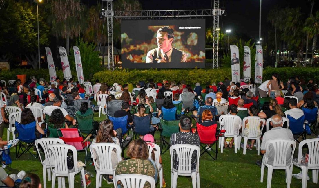 Mersin’de düzenlenen ‘Açık Hava Sinema Günleri’, sinemaseverleri Kültür Parkta yıldızların