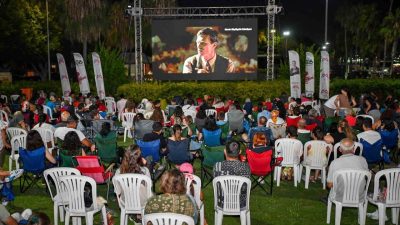 Mersin’de düzenlenen ‘Açık Hava Sinema Günleri’, sinemaseverleri Kültür Parkta yıldızların