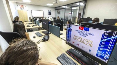 Mersin’de gençlerin dijital becerilerini geliştirmelerine yönelik düzenlenen ‘Python ile Yazılım