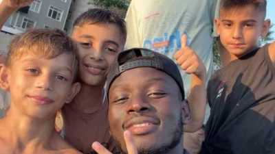 SAMSUN ( ) – Samsunspor’un Çadlı forvet oyuncusunu gören çocuklar,