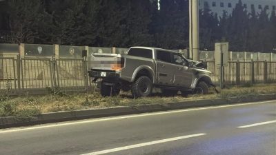 Eskişehir’de ön tekerleğinde problem yaşandığı iddia edilen otomobil, virajı alamayarak