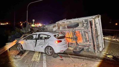 Manisa’nın Kula ilçesinde D300 karayolu üzerinde otomobil ile kamyonet çarpıştı.